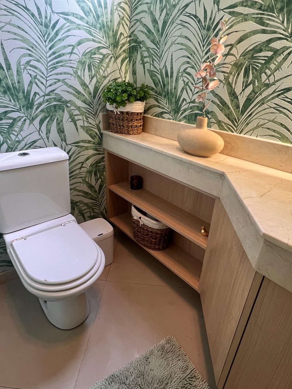 Lavabo com papel de parede botânico e bancada de mármore, consultoria de interiores em Uberlândia